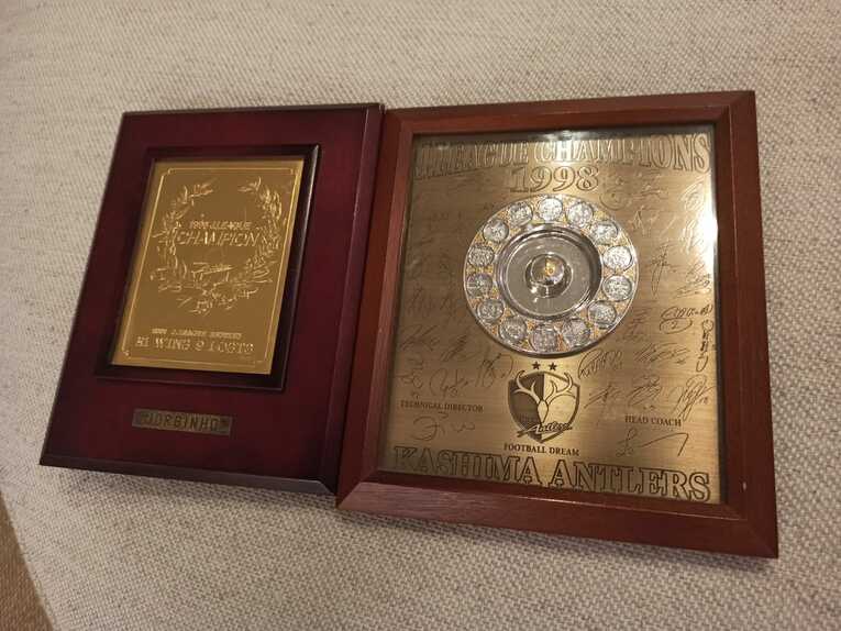 96年と98年のJリーグ優勝の記念品　©Hiroaki Sawada