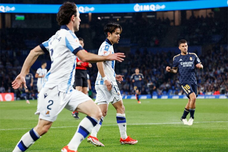 SBオドリオソラを押し上げさせるパスを出した久保　©Daisuke Nakashima