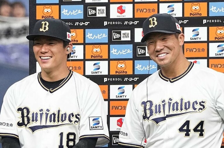 昨年5月13日のソフトバンク戦で勝利し、お立ち台に上がった“お隣さん”の山本由伸（左）と頓宮 ／ photograph by KYODO
