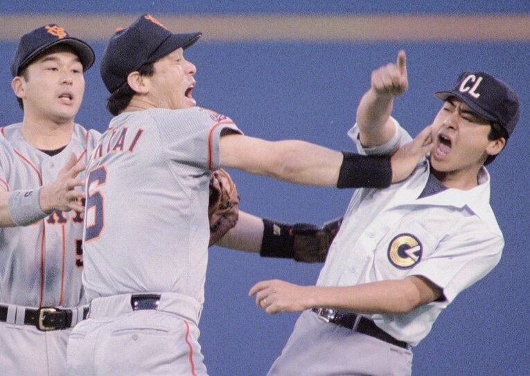 1995年6月7日の横浜戦。相手バントのセーフ判定に激昂。塁審を暴行し、退場処分を受ける落合博満（41歳）　©KYODO