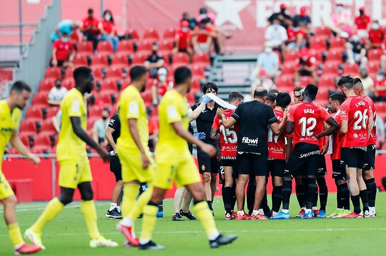 「クボ、ユニフォームちょうだい！」久保建英の“ティキタカ”は地元の子供、タクシー運転手にも人気… ビジャレアル相手に見せた敬意とは〈激写〉(11)