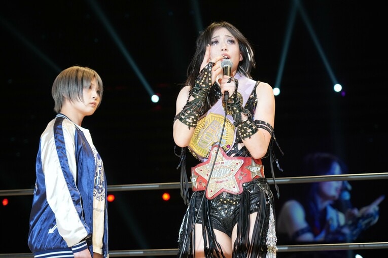 安納サオリが姿を見せたが、この表情の上谷沙弥　©Essei Hara