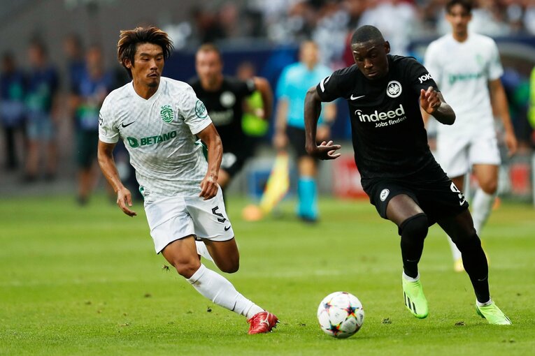 「“鎌田大地と守田英正が一緒に写った1枚”を狙いたいけど…」「長谷部誠はすでにコーチのように」CL日本人対決と“美しい夕焼け”撮影ウラ話(16)