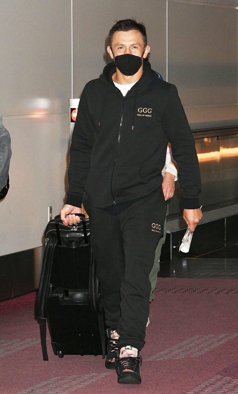 羽田空港に到着したゴロフキン。柔和な笑みを浮かべていた　©Getty Images