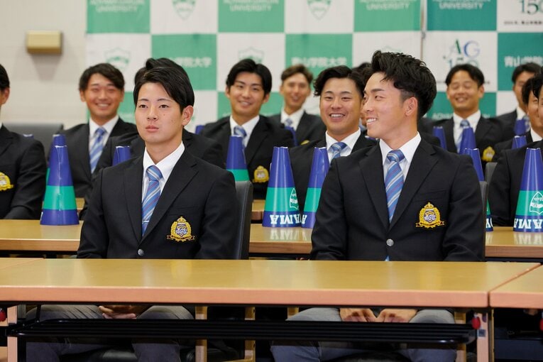 阪神の1位指名を受けて「頭が真っ白になった」下村海翔と、微笑みかける常廣羽也斗　©Shigeki Yamamoto