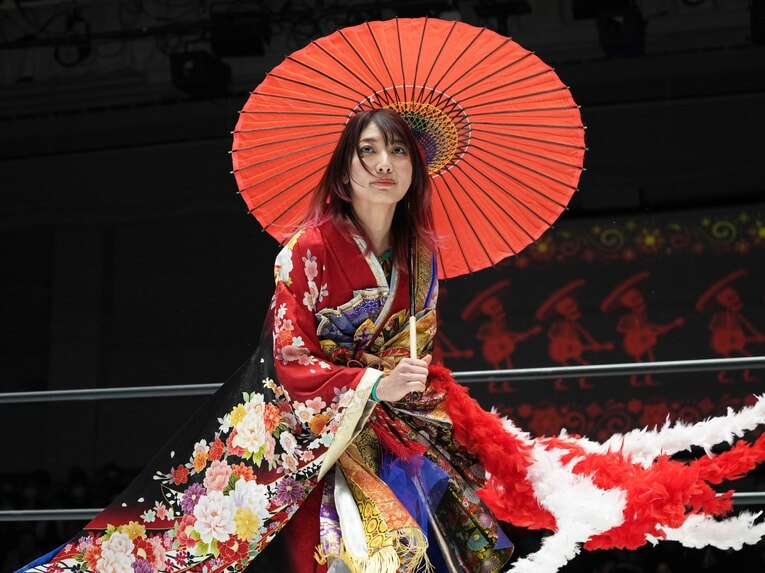 入場する向後桃。スクリーンでは骸骨たちがマリアッチしている　©Essei Hara