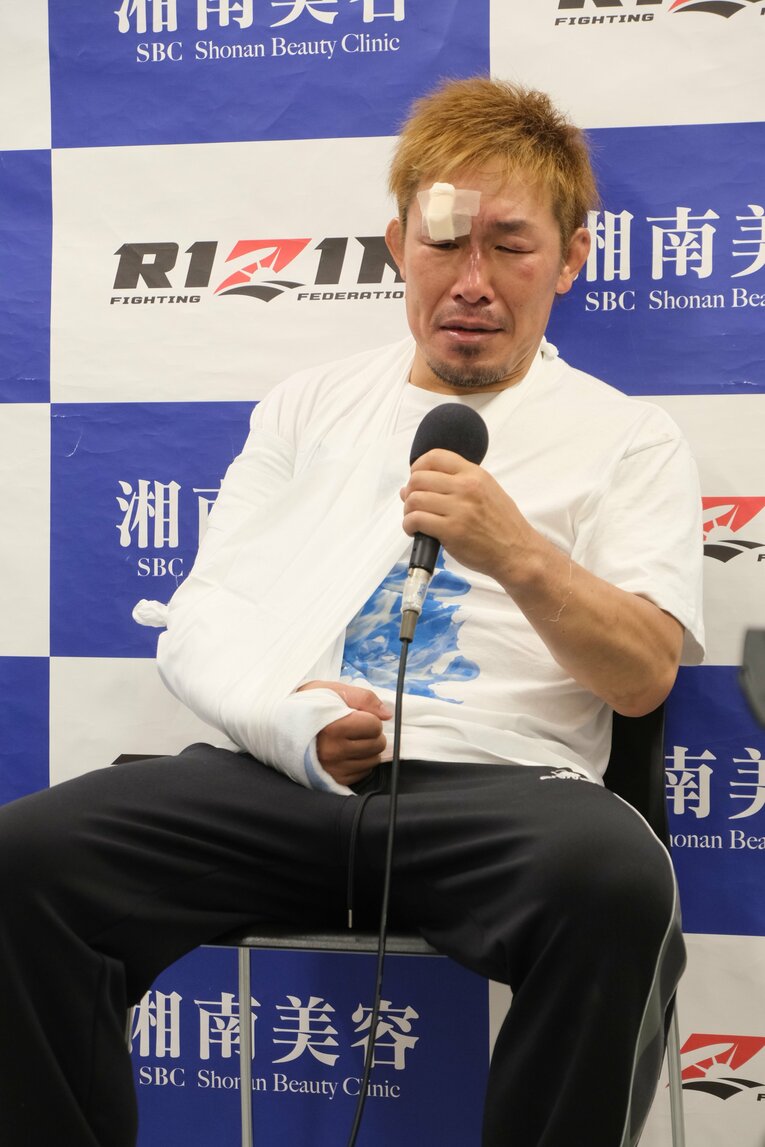 試合後のコメントブースには右腕を吊った状態で登場。涙ながらに思いを述べた　©Norihiro Hashimoto