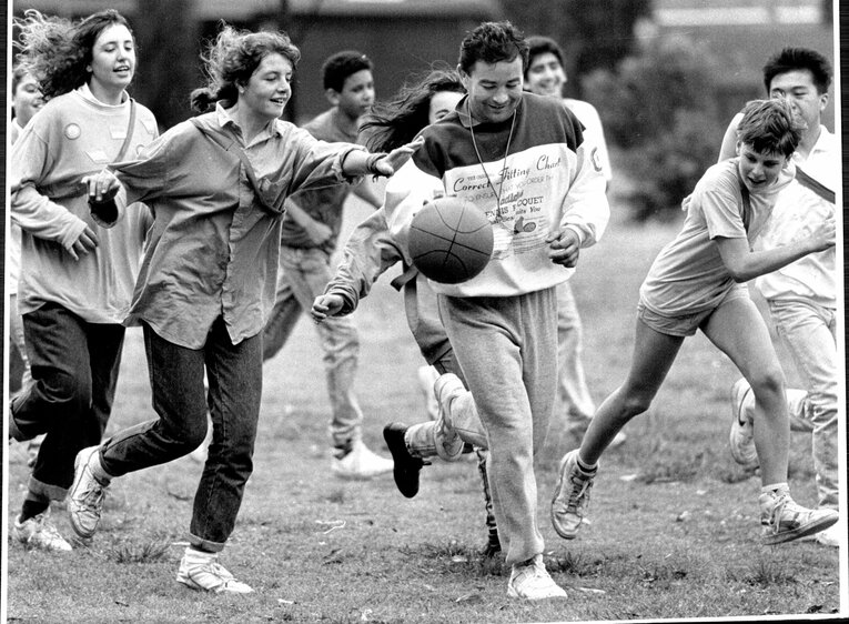 バスケの授業で追いかけられるエディー先生　©Getty Images