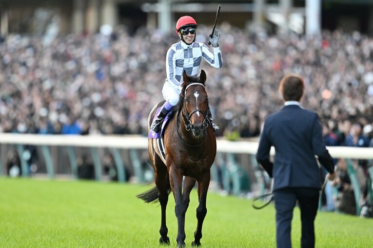 天皇賞・秋、ジャパンカップを連勝したドウデュースと武豊。有馬記念は右前肢跛行のため出走取消となった　©Keiji Ishikawa