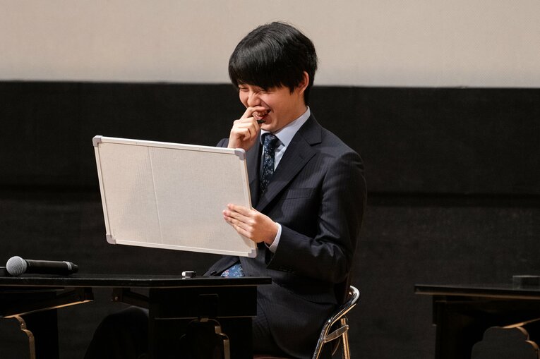 普段の公式戦では見られない……藤井聡太竜王・名人の素朴な笑顔と“素の表情”（全20枚超）　©Nanae Suzuki