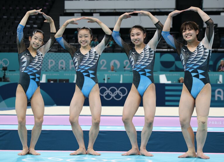 練習を終えて写真に納まる体操女子の（左から）中村遥香、岡村真、岸里奈、牛奥小羽　©︎JIJI PRESS