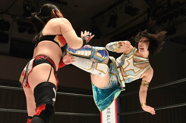 舞華にドロップキックを放つさくらあや　©Masashi Hara