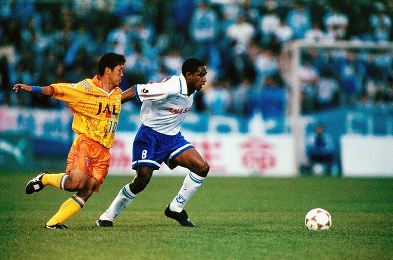 澤登正朗vs.サンパイオ ／ photograph by Takao Yamada