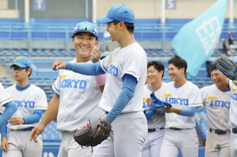 昨年9月、立教大を破って喜ぶ東大の井上慶秀（中央左）。東大野球部四番バッターだった井上は社会人野球の三菱自動車岡崎へ進んだ ／ photograph by Sankei Shimbun