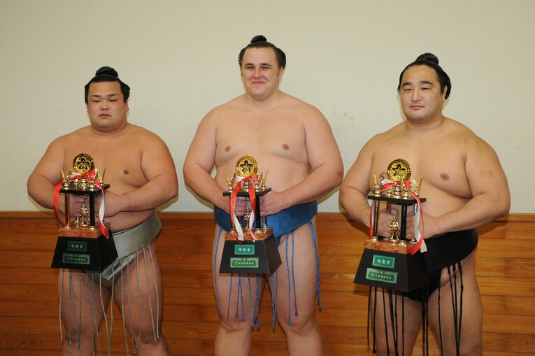 写真は2010年の初場所で、技能賞を受賞したとき。敢闘賞の豊響、殊勲賞の把瑠都と（左から）　©JMPA