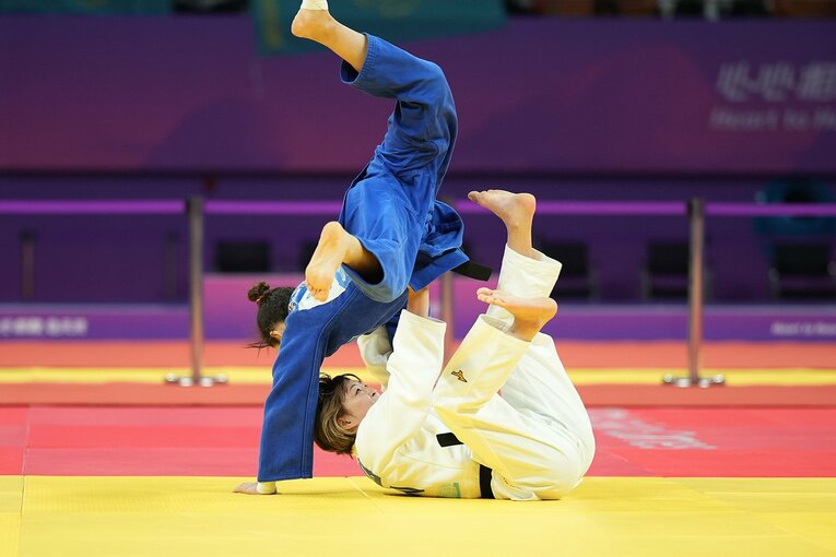 得意技の巴投げは抜群の切れ味を見せる　©AFLO