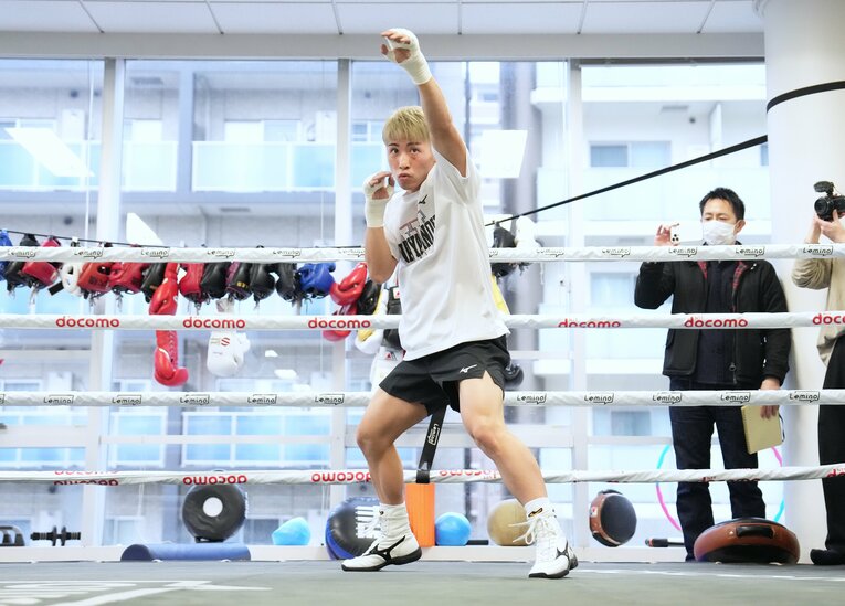 井上尚弥のシャドーボクシング。ジャブの軌道や距離感を念入りにチェックする　©Naoki Fukuda