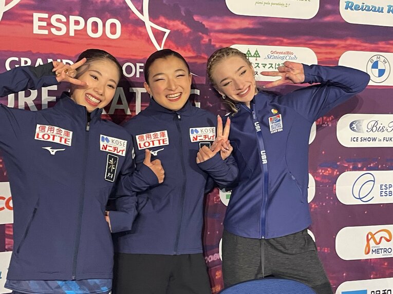 左から2位住吉りをん、1位坂本花織、3位アンバー・グレン　©Akiko Tamura