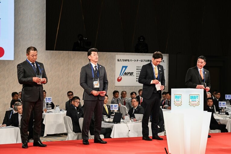 4球団競合の金丸夢斗投手の抽選のクジを開く三浦監督　©Nanae Suzuki