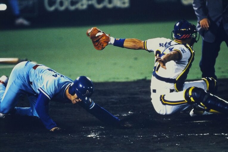 【連続写真5/8】1995年、オリックスとの日本シリーズで本塁突入する真中。捕手は中嶋聡　©Kazuaki Nishiyama