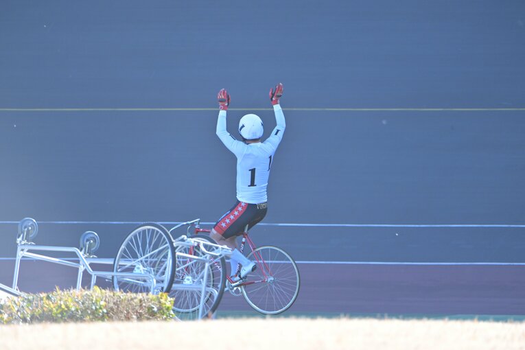 2024年12月23日、現役最後のレースで通算909勝目を飾った神山雄一郎　©︎JKA