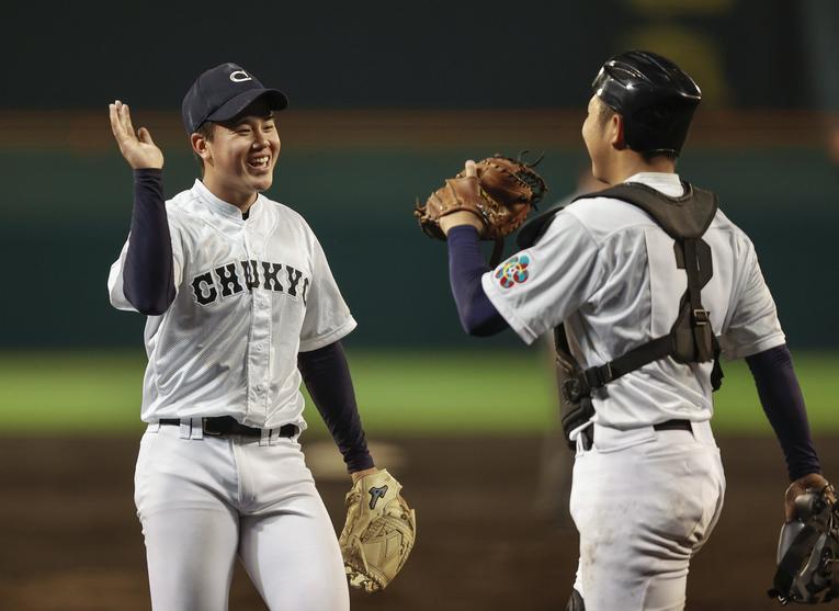 畔柳は完投勝利後、捕手の加藤と照れくさそうな笑み©Kyodo News