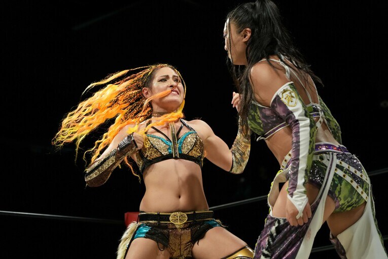 野崎渚にパンチを浴びせるジュリア　©Essei Hara