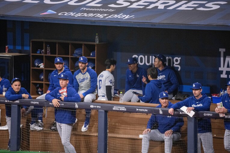 ベンチの様子（多数）。水原通訳の姿も　©Nanae Suzuki