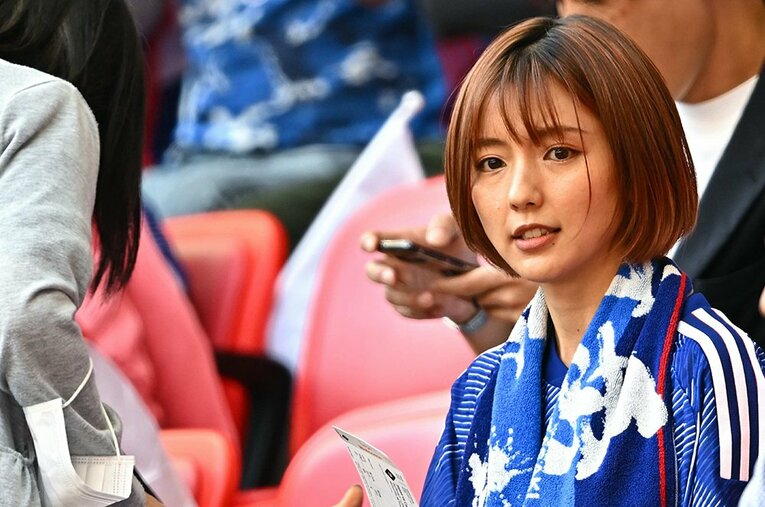 コスタリカ戦で応援に駆け付けた真野恵里菜　©JMPA