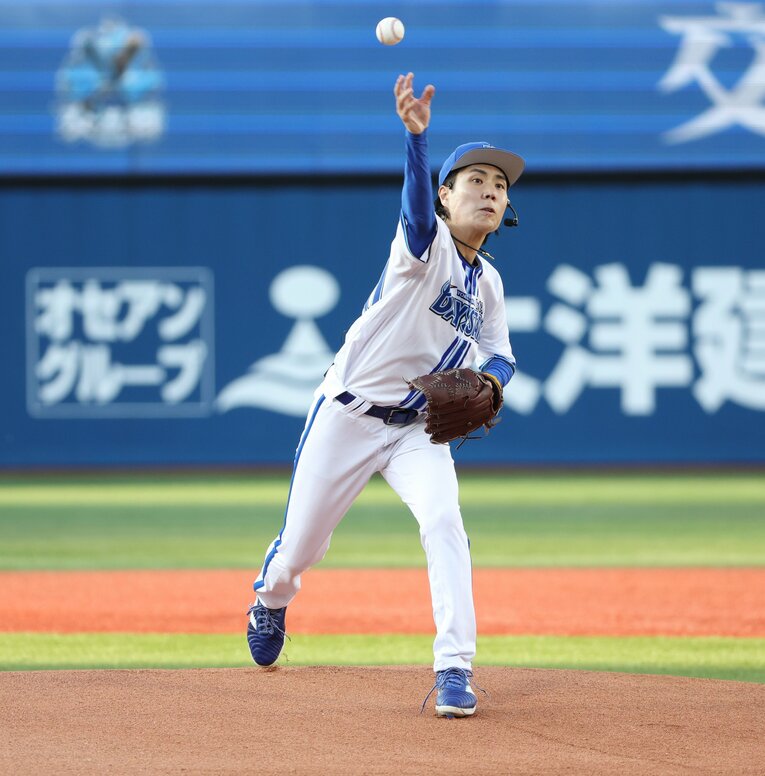 今年5月、DeNA対楽天戦で始球式をした令和ロマンの高比良くるま　©JIJI PRESS