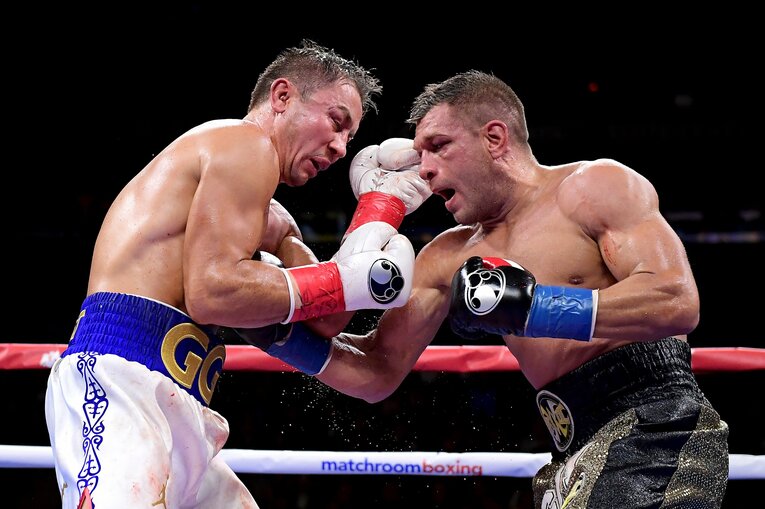 セルゲイ・デレフヤンチェンコのボディを受けて顔をしかめるゴロフキン　©Getty Images