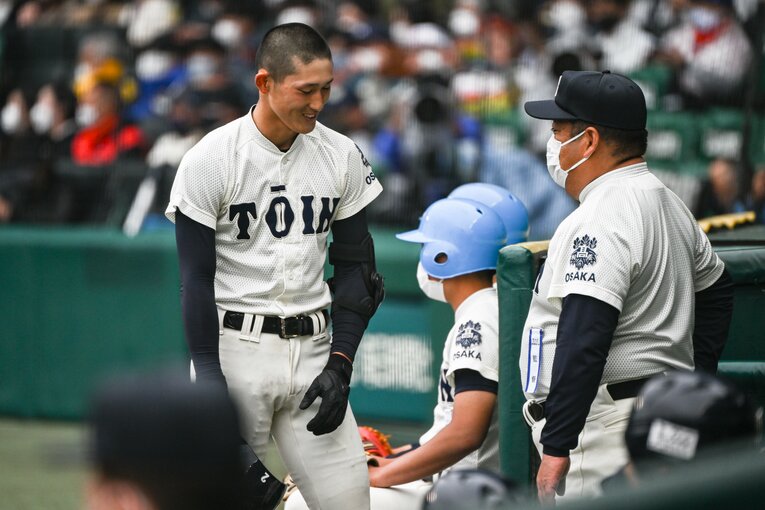 山田からホームランを放った後の松尾汐恩と西谷監督　©Nanae Suzuki