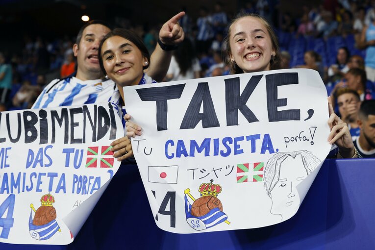 久保へ声援を送るサポーターの姿　©Daisuke Nakashima