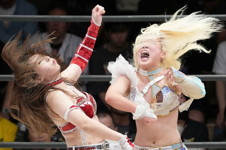 青野未来にエルボーを見舞うビクトリア弓月　©Masashi Hara