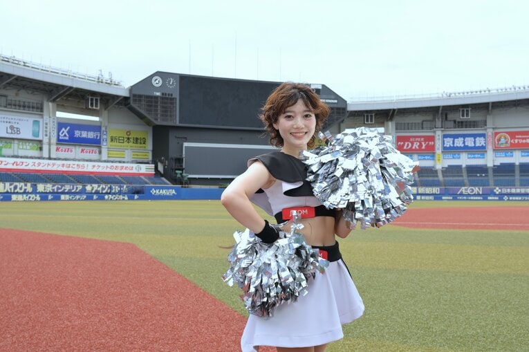 マリン特有の強風にも負けず、素敵な笑顔を見せてくれたMEIさん。約200人が応募したオーディションを勝ち抜いて、今季からM☆Splash!!に加入。過去にはZOZOマリンスタジアムでビールの売り子のアルバイト経験も　©︎Hideki Sugiyama