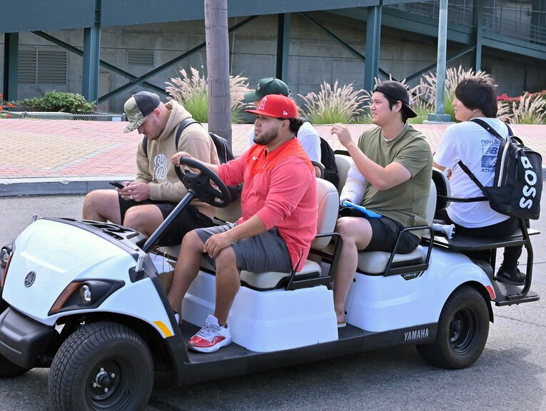 アスレチックス戦を終え、カートで駐車場に向かう大谷、水原通訳、トラウトら　©JIJI PRESS
