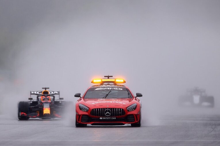 セーフティカーに先導されたまま、予選順位通りの隊列で合計3周を走ってレース終了。視界の悪さは写真を見ての通りだった ／ photograph by Getty Images