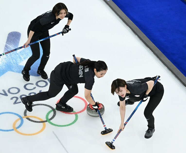 中国戦でスイープする近江谷杏菜と小野寺佳歩　©JIJI PRESS