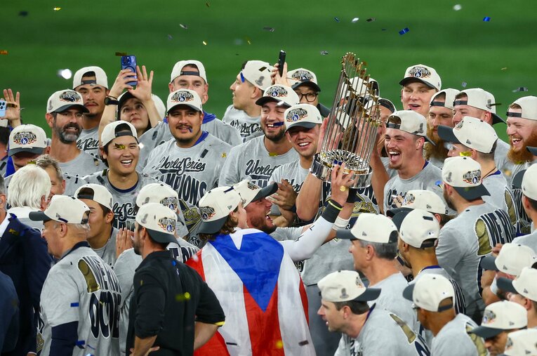 WSでトロフィーを掲げるロハス。現役ラストイヤーは、どのような活躍を見せてくれるだろうか　©Getty Images