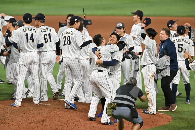 歓喜の瞬間、DeNA勢の牧とも喜びを分かち合った　©Naoya Sanuki