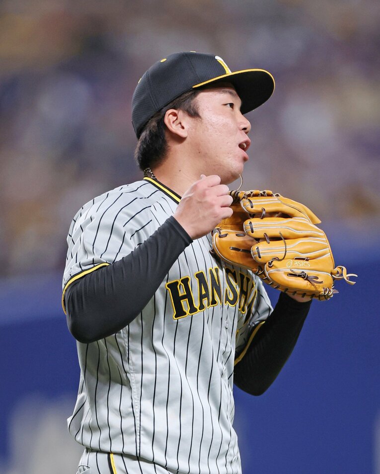 4月22日の中日戦で打者を三振に打ち取りガッツポーズする村上　©︎JIJI PRESS