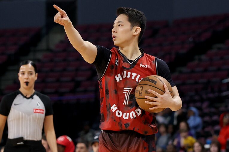 3月9日のソルトレイクシティ・スターズ戦で味方に指示を送る河村勇輝。後方にはパリ五輪・フランス戦でも笛を吹いたバーンズ主審の姿が ／ photograph by Joe Murphy/NBAE via Getty Images