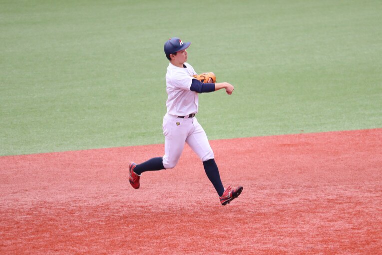 高校時代は外野を守っていたという佐々木。大学ではファースト→サードを経て現在のショートに　©Genki Taguchi