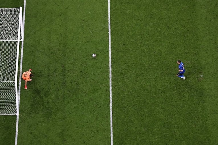 完璧にタイミングをずらしたジョルジーニョの“決勝PK”©Getty Images