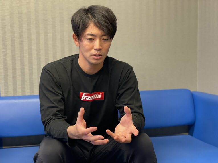 インタビューに応じる谷内亮太