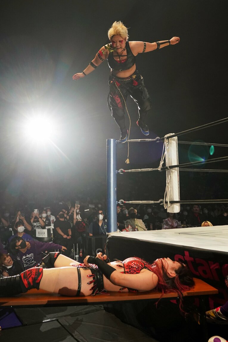 昨年7月の林下詩美戦でコーナーからダイブする刀羅ナツコ