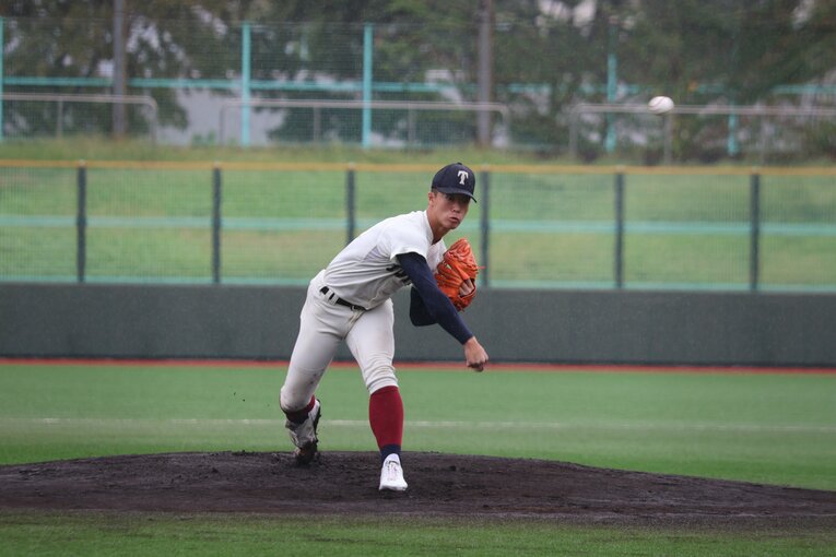 大阪桐蔭のエースを務める2年生の吉岡の投球フォーム（３／５）　©Fumi Sawai