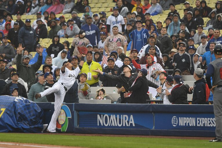 2017年WBC　中田翔もガッツプレー（3/3）　©BUNGEISHUNJU