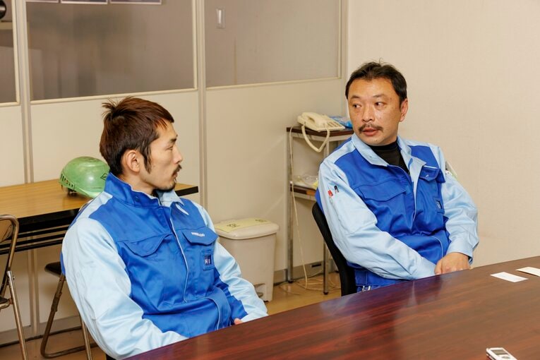 上司・黒川さんと言葉をかわす阿部麗也。勤務先の協力を得て、プロボクサーとして邁進してきた　©︎Kiichi Matsumoto