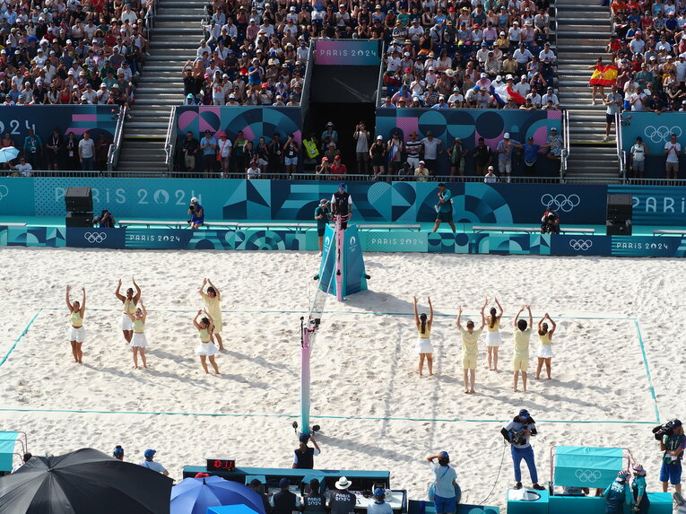 試合の合間のパフォーマンス　©JMPA